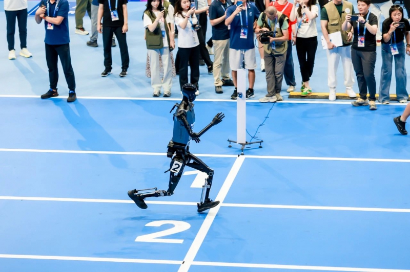 人形机器人史上首个百米“飞人”诞生！(图2)